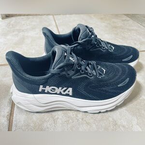 HOKA  OneOne ARAHI8                    Black and White Running Shoes
